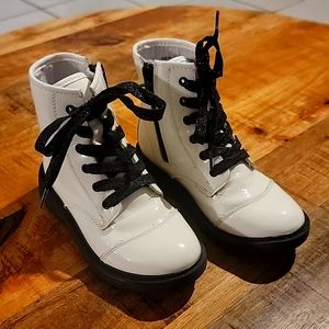 Toddler girl shoes, size 11 color white.
